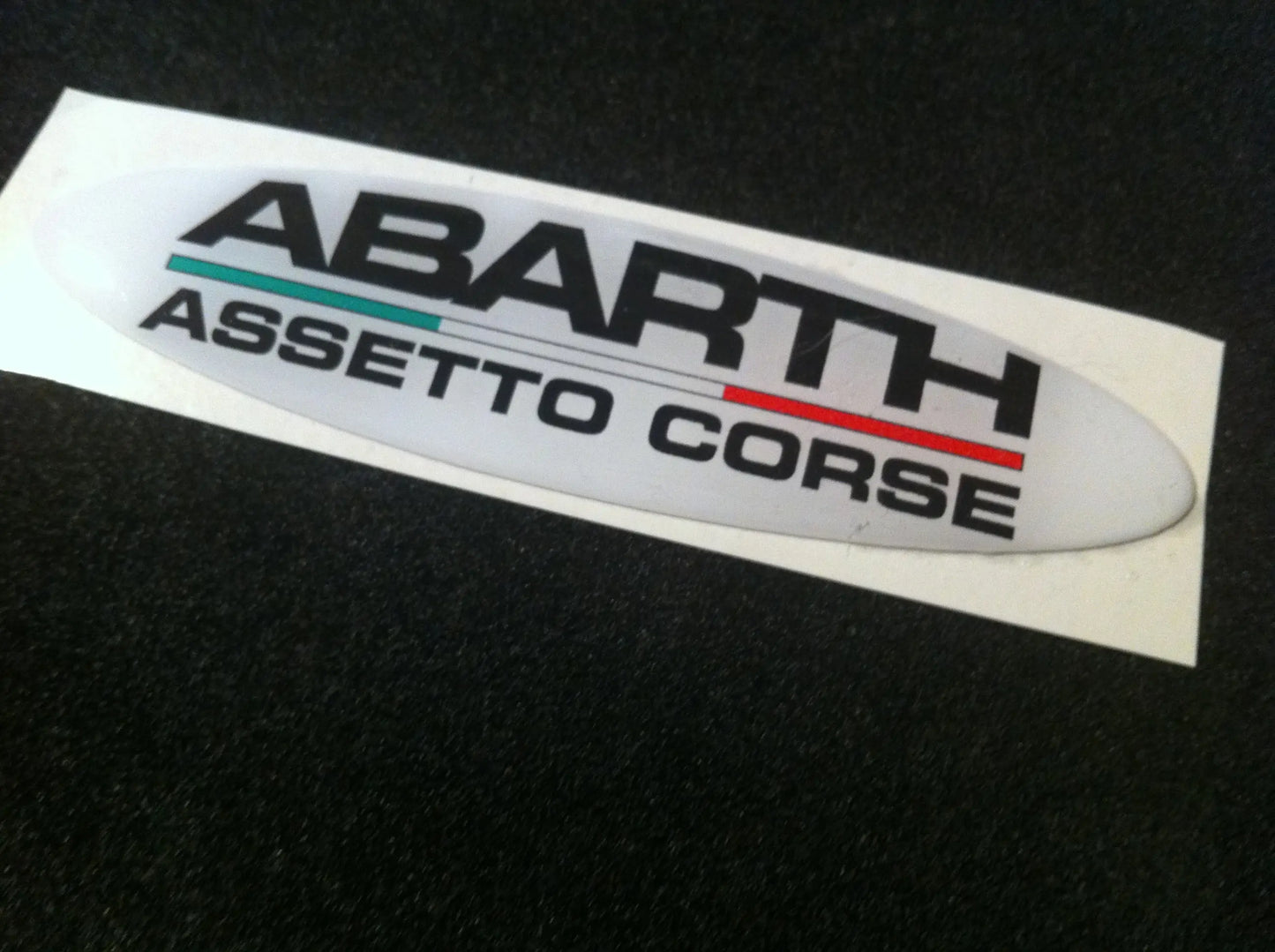 1 Adesivo Resinato Sticker 3D Abarth Assetto Corse con BANDIERINA 10 * 2,6 cm