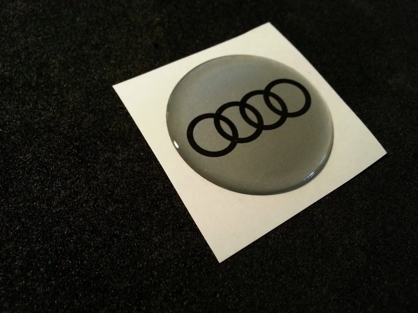 Adesivo Resinato  3D Audi 1/3/5/7/10 cm sfondo grigio logo nero