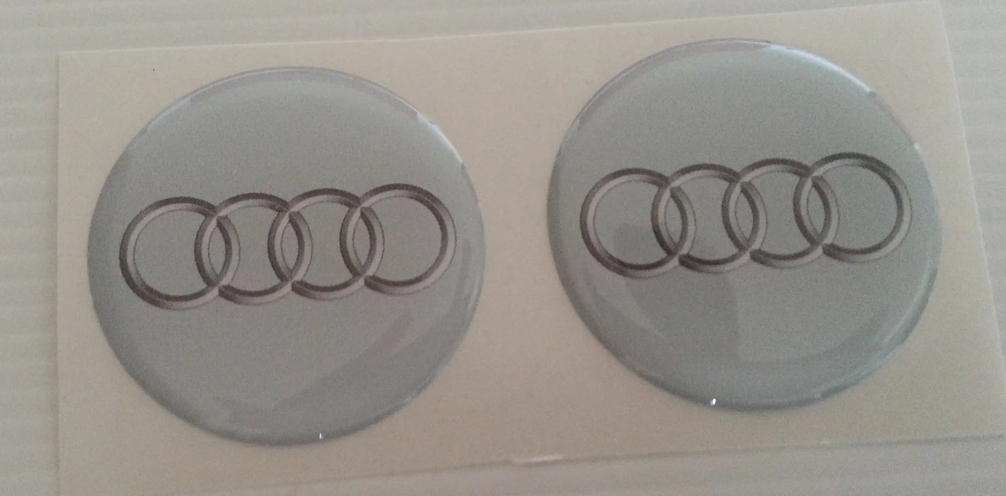 Adesivo Resinato 3D Audi 1/3/5/8/10 cm sfondo biano logo grigio