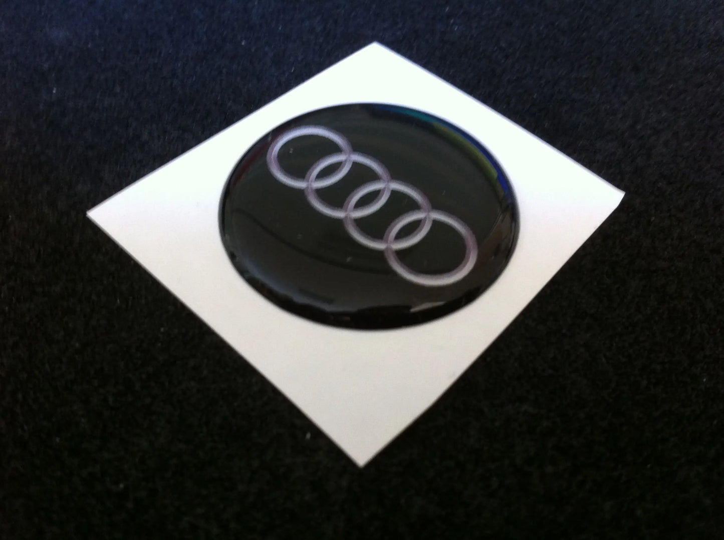 Adesivo Resinato  3D Audi 1/3/5/7/10 cm sfondo nero logo grigio